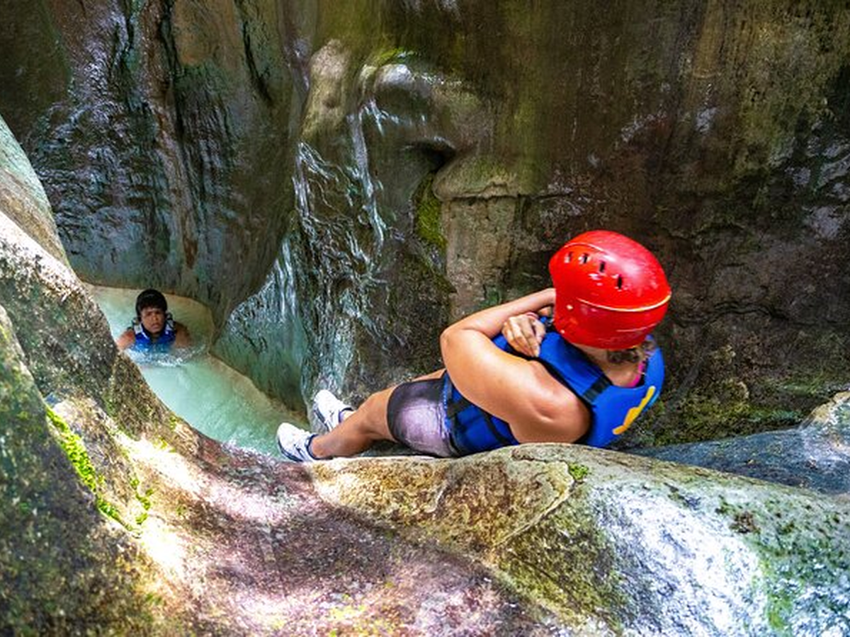 Turista disfruta de las curiosidades de los simios de Monkeyland Puerto Plata