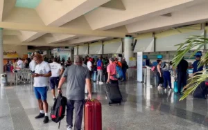 Viajeros en el Aeropuerto Gregorio Luperon